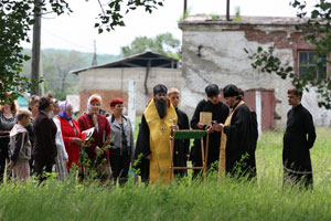с. Корсаковка. Молебен на месте разрушенного храма.