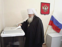 Фото. Владивосток. 4 марта 2012 года митрополит Владивостокский и Приморский Вениамин принял участие в голосовании на выборах Президента России