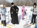 Приглашает