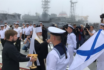 Митрополит Вениамин освятил флаг корвета
