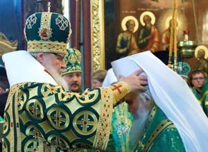 Фото. Москва, Сергиев Посад. Троице-Сергиевая <a href='http://www.700-let.ru' target=_blank>лавра</a>. Святейший Патриарх Московский и всея Руси Кирилл возвел в сан митрополита архиепископа Владивостокского и Приморского Вениамина за Божественной литургией в Успенском соборе