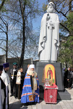 Фото, Владивосток. Адмиральский сквер. 29 мая 2012 года. Митрополит Владивостокский и Приморский Вениамин совершает чин освящения памятника прп. Илии Печерскому (Муромцу)