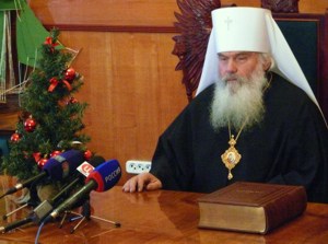 Фото. Владивосток. Накануне празднуемого 7 января 2012 г. Рождества Христова, в рабочей резиденции митрополита Владивостокского и Приморского Вениамина состоялась запись телевизионного поздравления