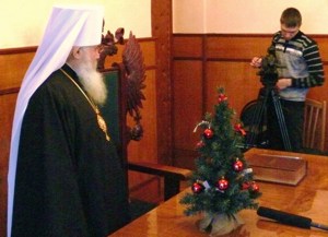Фото. Владивосток. Накануне 7 января 2012 г. на встрече в рабочей резиденции митрополита Владивостокского и Приморского Вениамина журналистам приморских телеканалов были вручены рождественские послания Святейшего Патриарха Кирилла и митрополита Вениамина, которые будут зачитаны в храмах Приморской митрополии