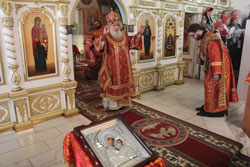 Фото, Владивосток. Апрель, 2012 года, 150-летний юбилей освящения первой владивостокской церкви. Митрополит Вениамин совершает праздничную Литургию в  Успенском храме