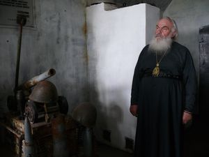 Фото. Владивосток. В день образования г. Владивостока над входом в форт № 7 установлена икона цесаревича Алексея