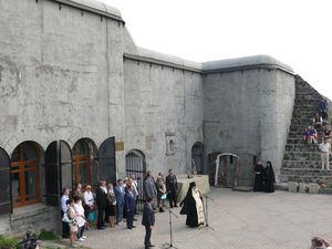Фото. Владивосток. В день образования г. Владивостока над входом в форт № 7 установлена икона цесаревича Алексея