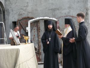 Фото. Владивосток. В день образования г. Владивостока над входом в форт № 7 установлена икона цесаревича Алексея