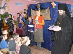 Фото. Красный Яр. Епископ Иннокентий вручает подарки детям из реабилитационного центра