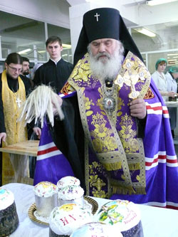 Фото. Владивосток. Архиепископ Вениамин совершил освящение пасхальных куличей
