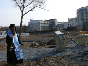 Фото. Владивосток. Епископ Иннокентий совершил чин освящения места под строительство храма, посвященного памяти пострадавших в годы репрессий