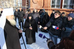 Фото. Владивосток. Марфо-Мариинская обитель милосердия. 6 декабря 2012 года в торжествах по случаю открытия храма св. блгв. князя Александра Невского и освящения креста и купола на другой храм обители приняли участие духовенство и сестры обители; меценаты и строители; представители информагентств и телеканалов «Россия» (программа «Вести: Приморье»), «ОТВ – Прим» (программа «Панорама»), «ТНТ – Владивосток» (программа «Новости»)