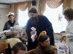 Фото. Владивосток. Роддом № 3. С пациентками встречается руководитель отдела по социальному служению Владивостокской епархии протоиерей Александр Талько