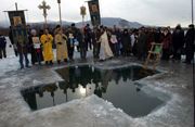 Водосвятный молебен совершает отец Андрей