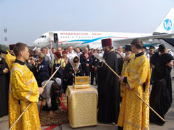 Фотография молебен у трапа самолета