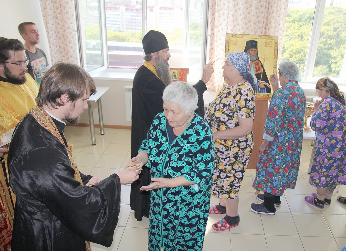 В больнице почтили цельбоносную святыню