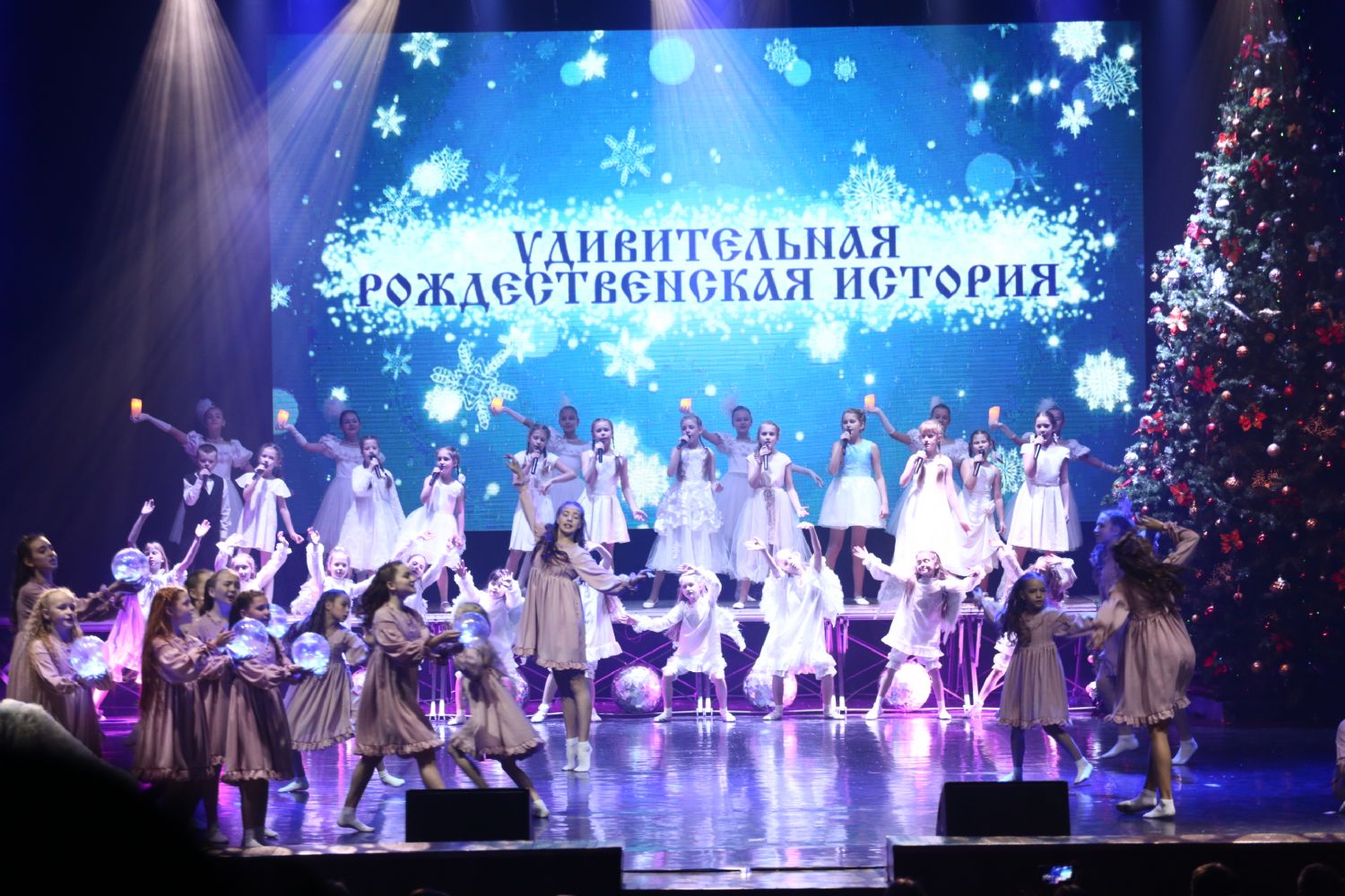 Шоу столичного уровня показали гостям митрополичьей елки в Приморье. Видеорепортаж Ольги Катренко