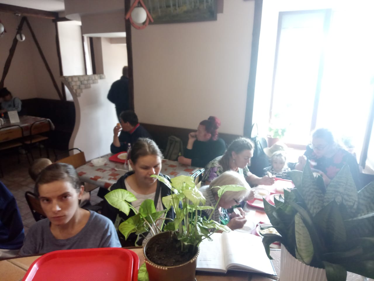 Лекция священника в благотворительной столовой.