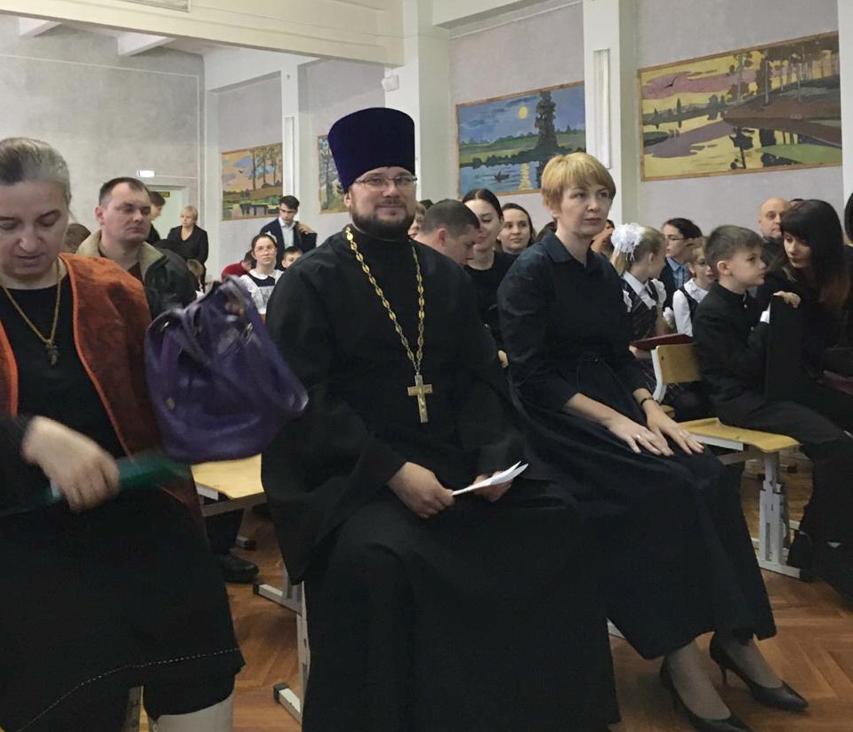 Батюшка передал школьникам сертификаты
