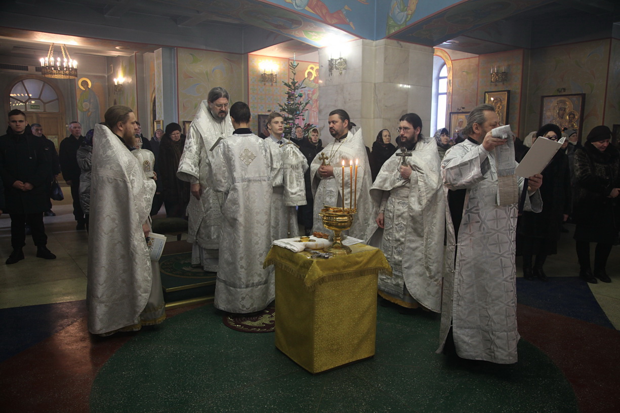 В Навечерие Крещения Господня епископ Находкинский и Преображенский Николай совершил Божественную литургию в Казанском Кафедральном соборе г. Находки.