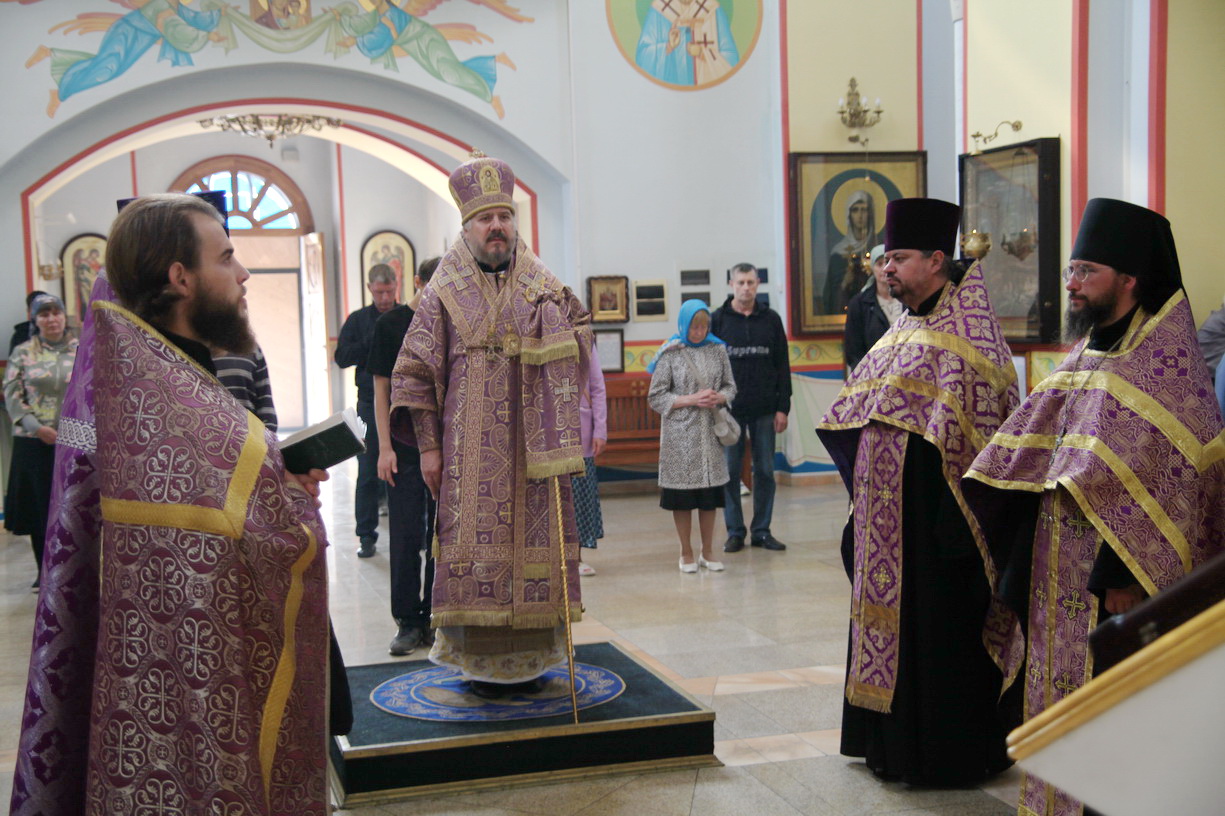 Епископ Находкинский и Преображенский Николай возглавил всенощное бдение в Казанском соборе.