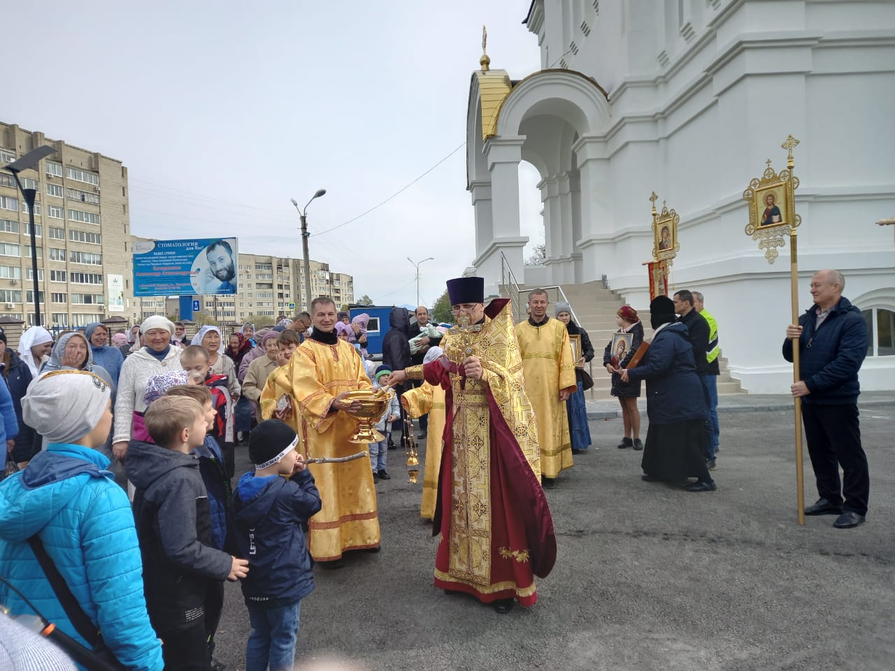 В Петро-Павловском храме г.Большой Камень идут работы по установке иконостаса.
