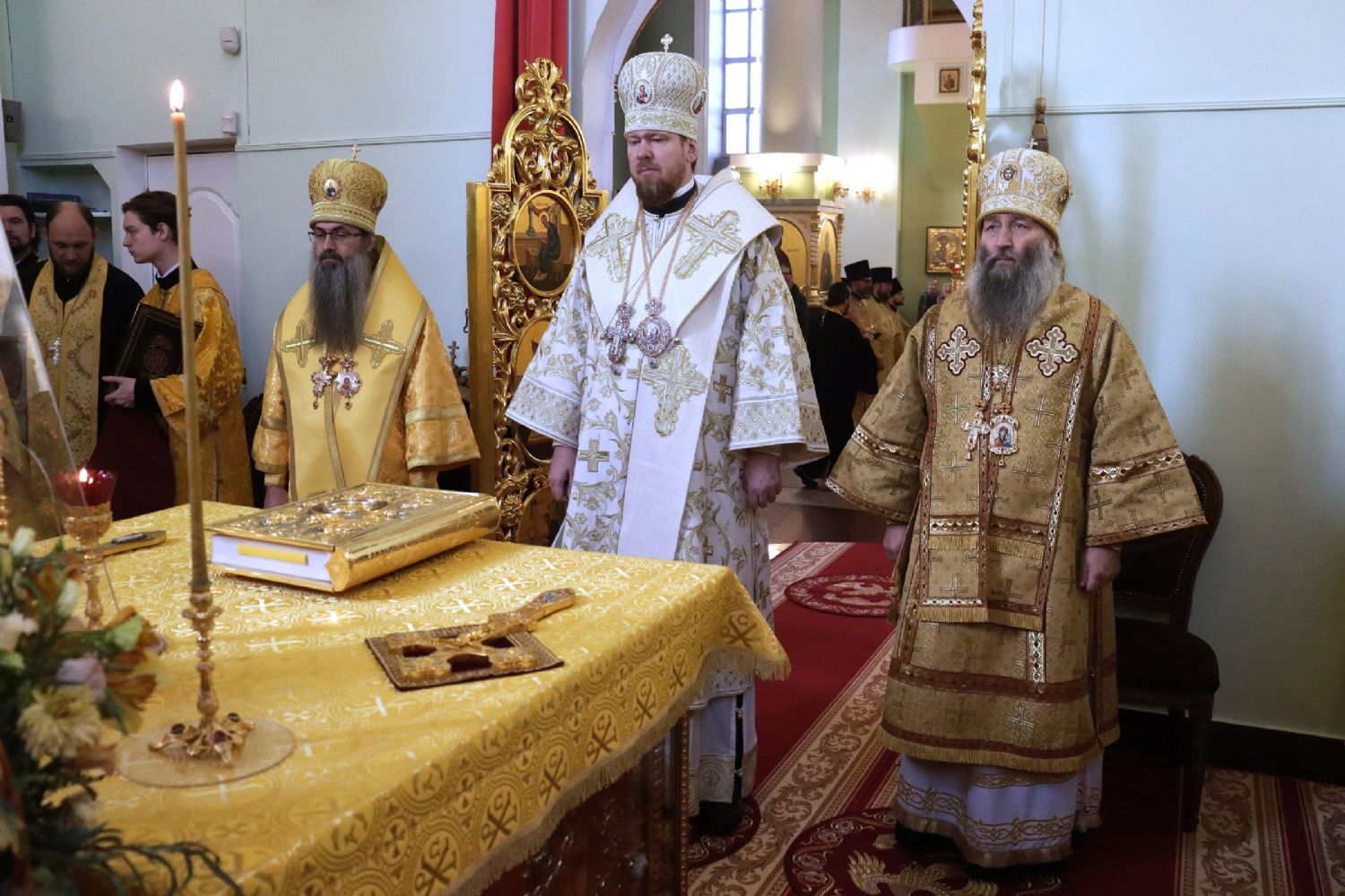 Архиереи Приморской митрополии совершили Божественную литургию в день памяти Отцов Поместного Собора Церкви Русской 1917–1918 гг. в Покровском соборе г. Владивостока (+ Фото)