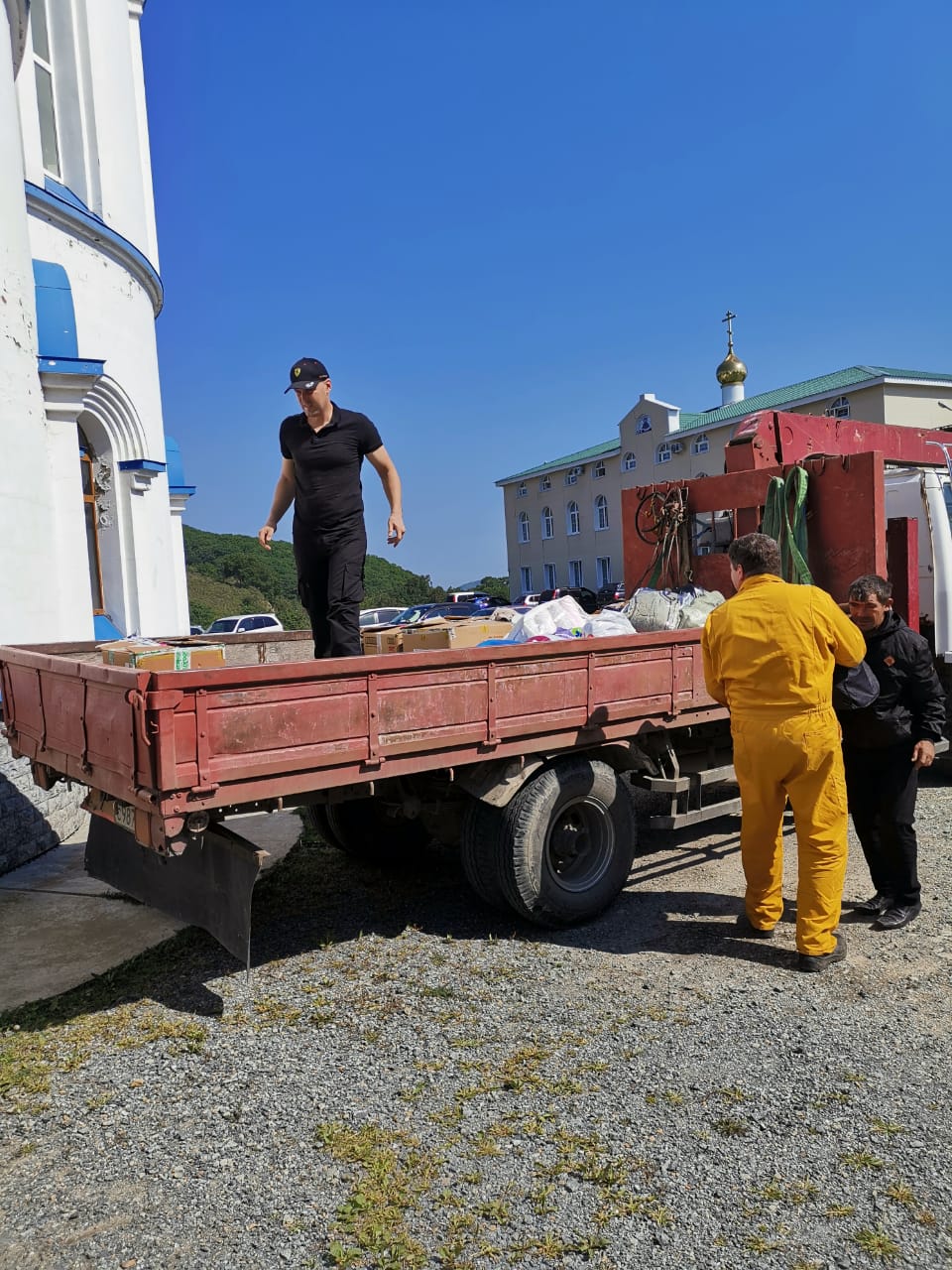 По благословению епископа Находкинского и Преображенского Николая епархиальный центр "Колыбель" собрал и отправил гуманитарную помощь в пострадавшие от наводнения населённые пункты Партизанского муниципального района.