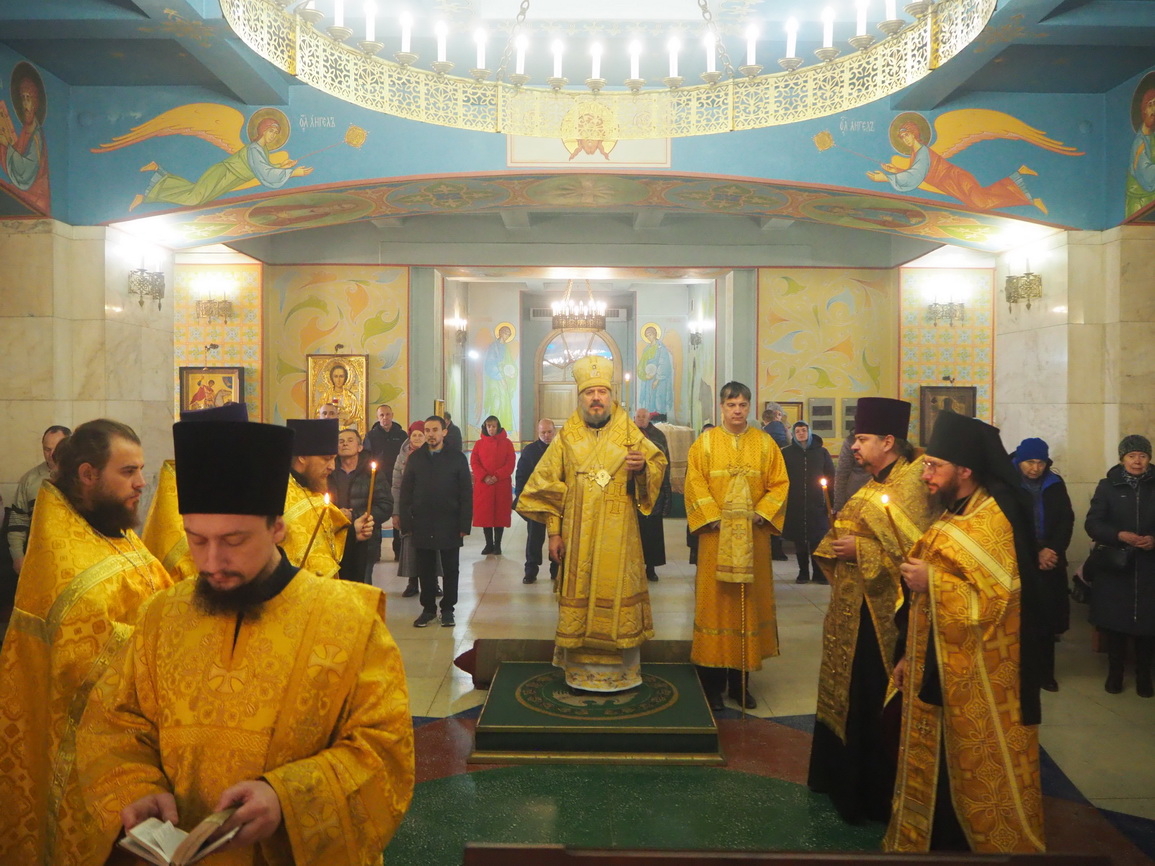 Епископ Находкинский и Преображенский Николай возглавил всенощное бдение в Казанском соборе.