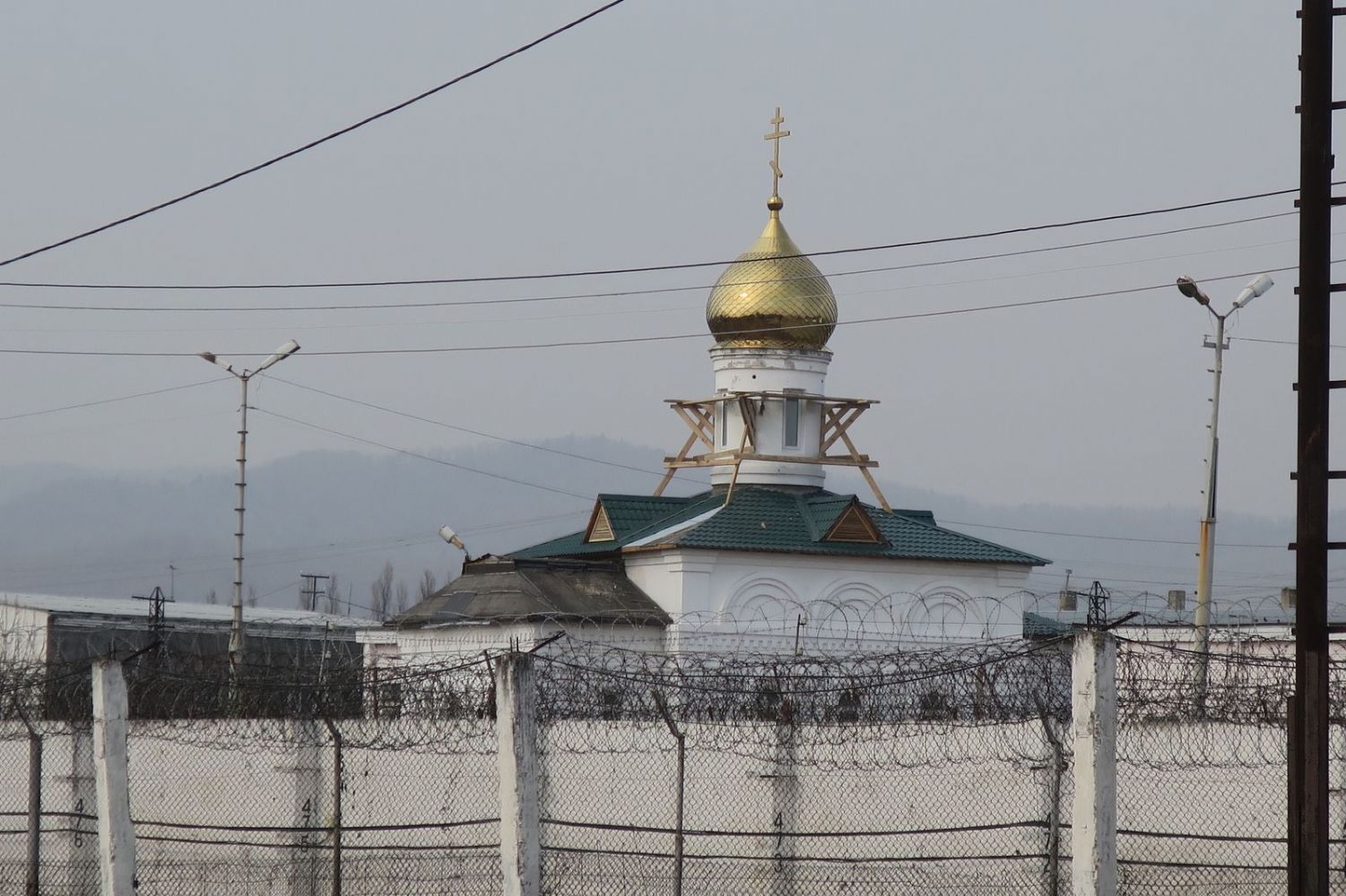 В ИК-20 освятили и установили купол и надглавный крест храма Анастасии Узорешительницы