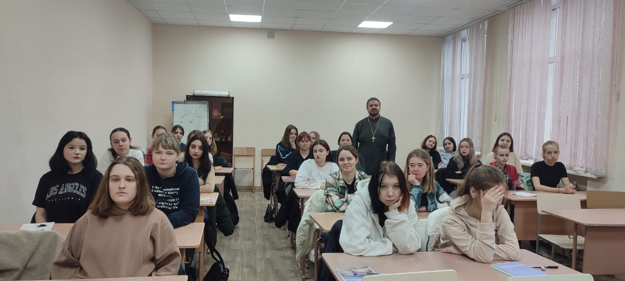 В Находке священник проводит беседы со студентами