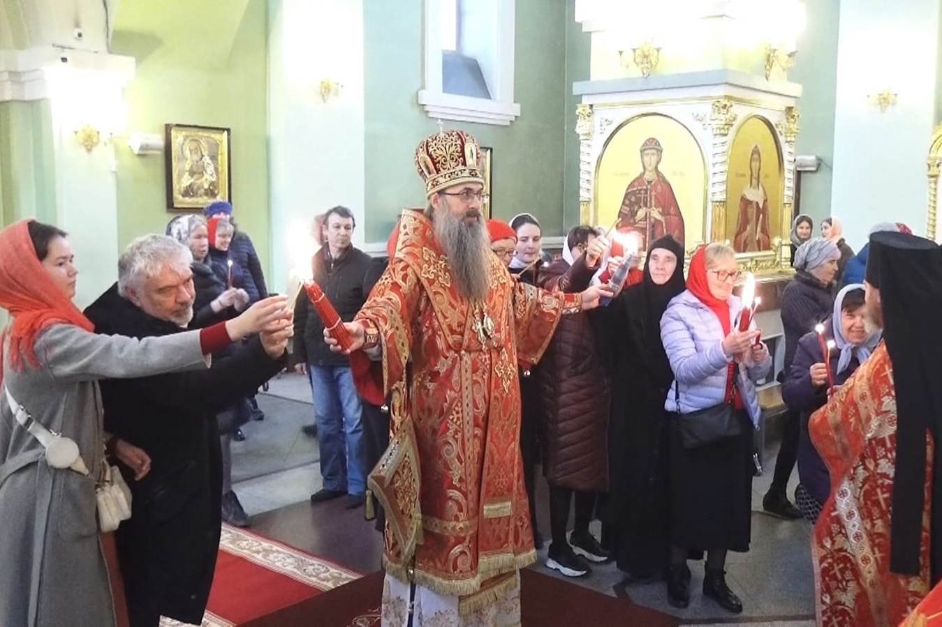Епископ Иннокентий возглавил встречу Благодатного огня и совершил литургию в Покровском соборе