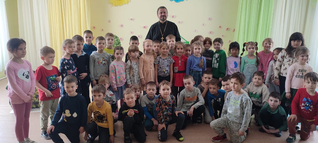 Иерей Виталий Шаркеев рассказал детсадовцам о Пасхе.