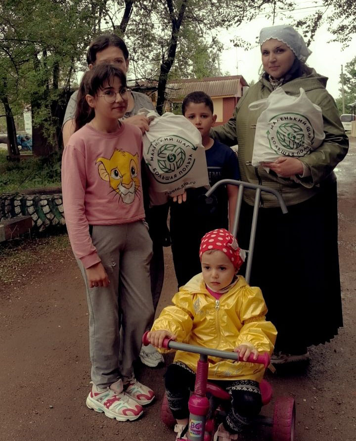 Маленький шаг – большая польза: сотрудники Социального отдела храма Успения Божией Матери села Новосысоевка развозят многодетным семьям продуктовые наборы от сети супермаркетов «Пятерочка» (+ Фото)