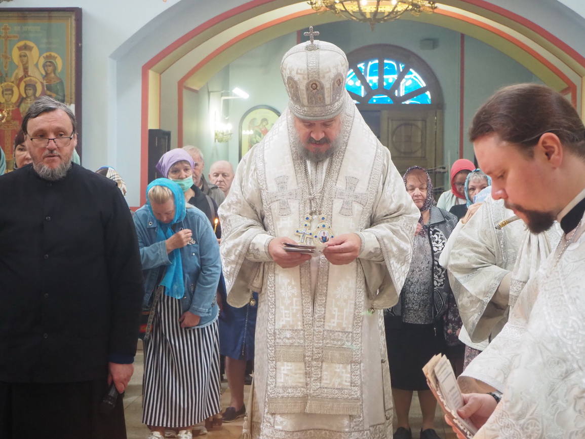 В Троицкую родительскую субботу епископ Находкинский и Преображенский Николай возглавил Божественную литургию и поминовение усопших в Казанском Кафедральном соборе г. Находки.