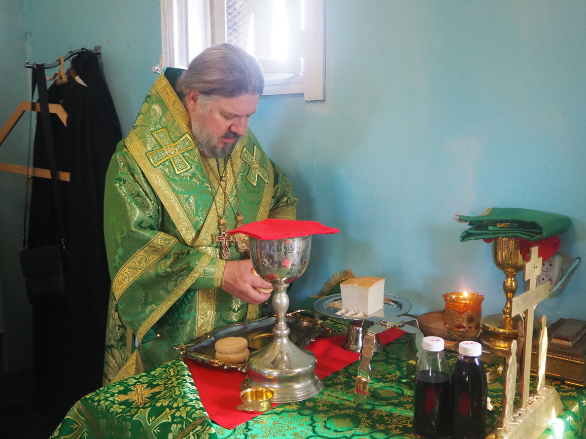 В День Святого Духа епископ Находкинский и Преображенский Николай совершил Божественную литургию в храме храме Святой Живоначальной Троицы п. Врангель.