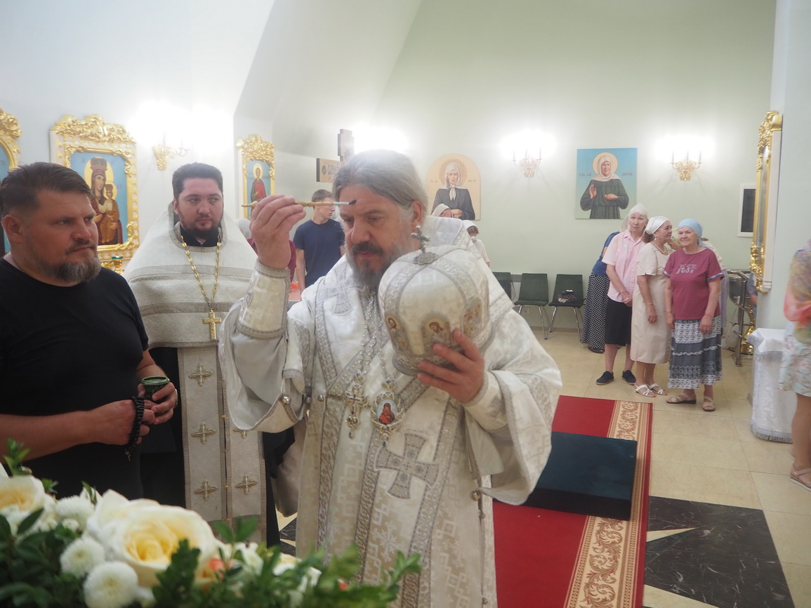 В канун праздника Преображения епископ Николай совершил всенощное бдение в храме прп. Серафима Саровского г.Владивосток.