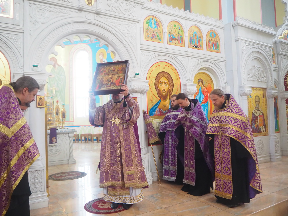 В канун праздника Воздвижения Креста Господня епископ Николай возглавил всенощное бдение в Казанском Кафедральном соборе.