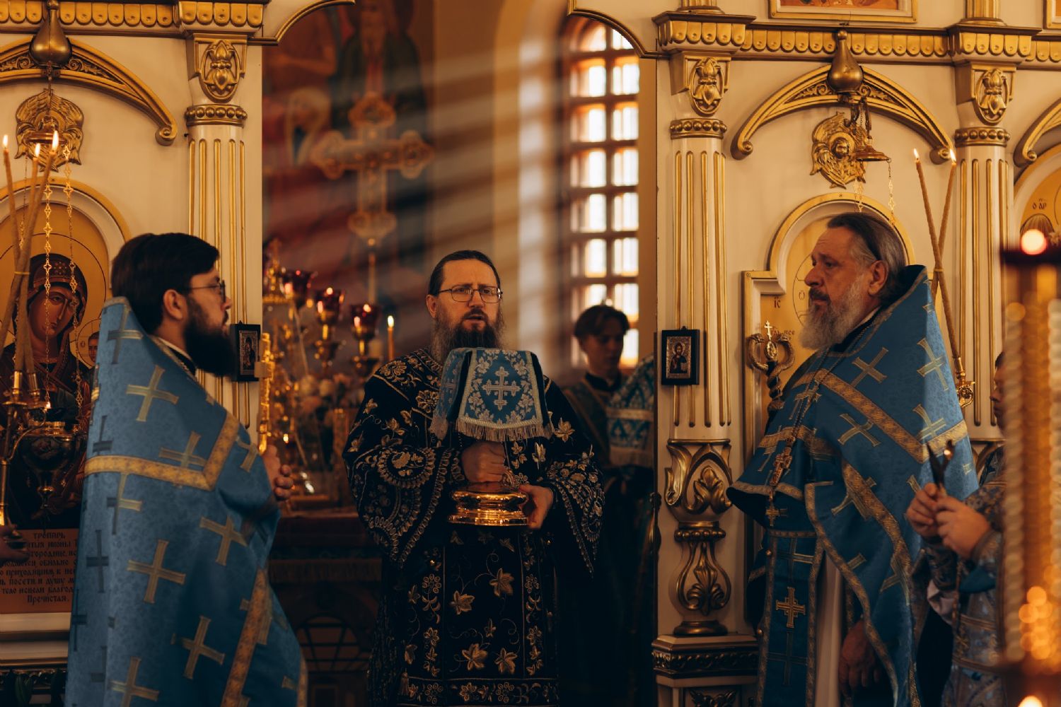 В день празднования Введения во храм Божией Матери митрополит Павел совершил Божественную литургию в храме святых равноапостольных Кирилла и Мефодия