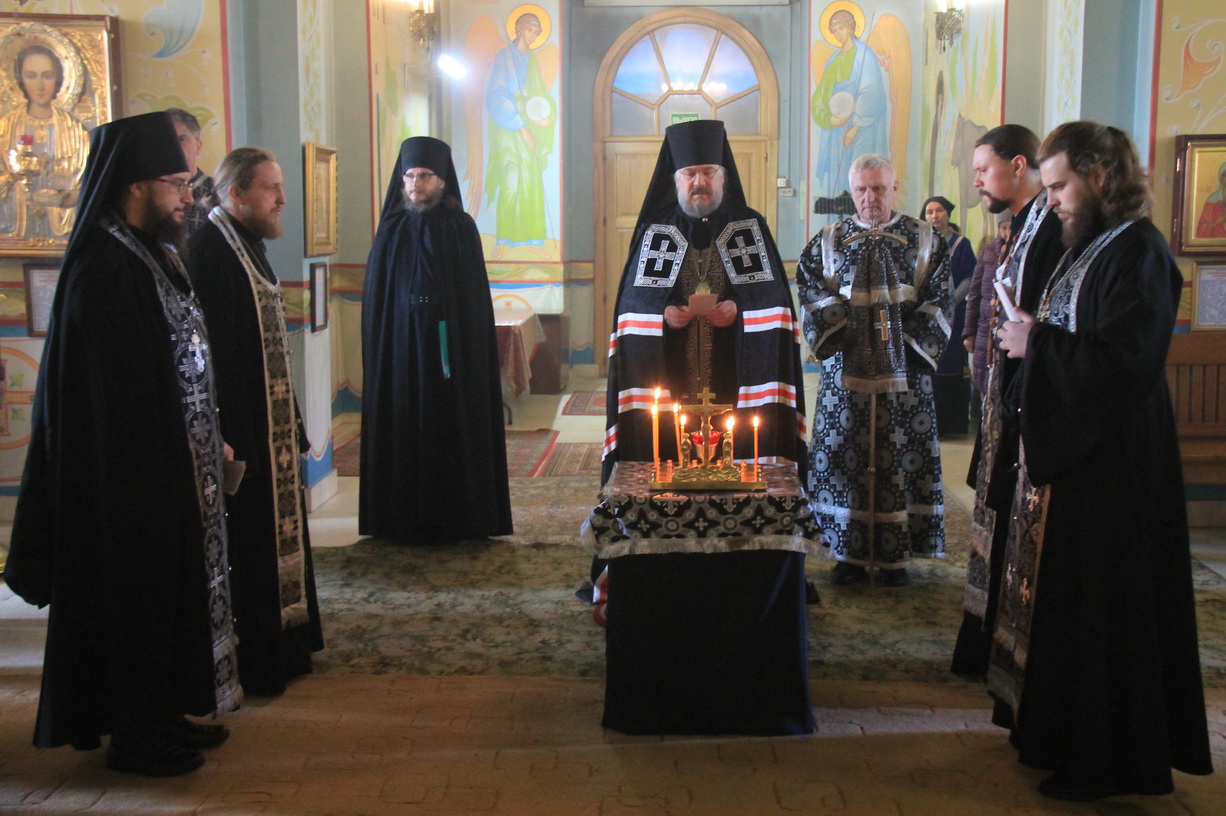 В понедельник первой седмицы Великого поста, епископ Находкинский и Преображенский Николай молился за великопостной утреней.