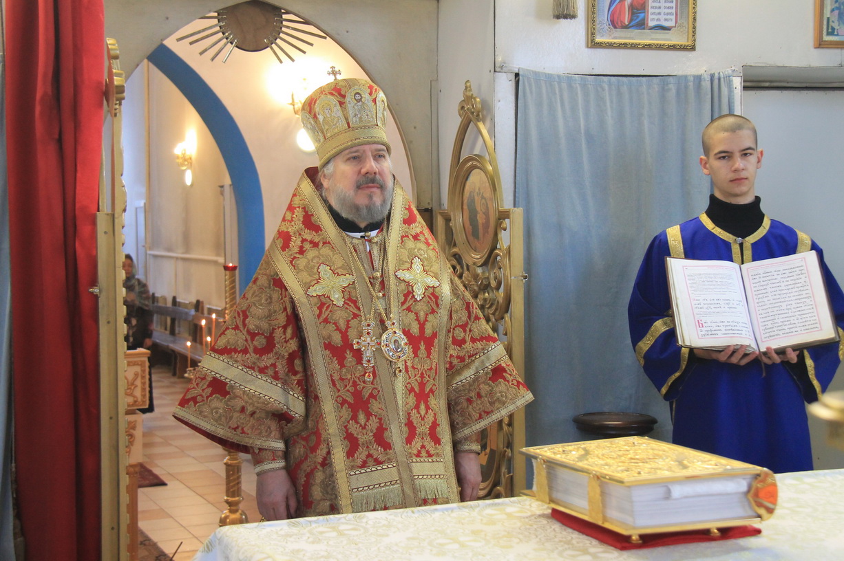 Епископ Находкинский и Преображенский Николай совершил Божественную литургию в храме Успения Божией Матери с. Владимиро-Александровское.