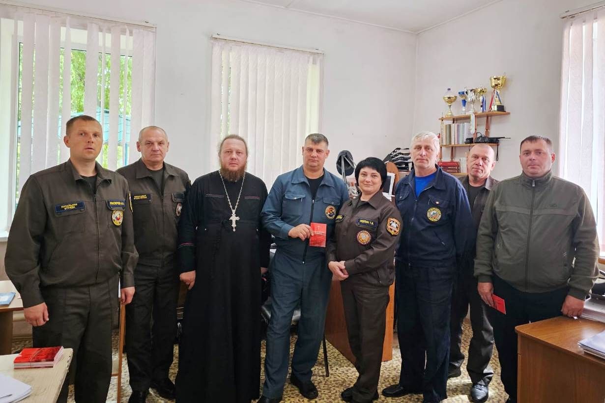 Благочинный Хорольского благочиния побеседовал с сотрудниками МЧС