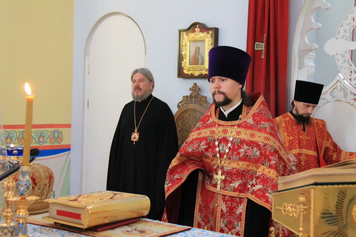 Епископ Находкинский и Преображенский Николай возглавил всенощное бдение в Казанском соборе.