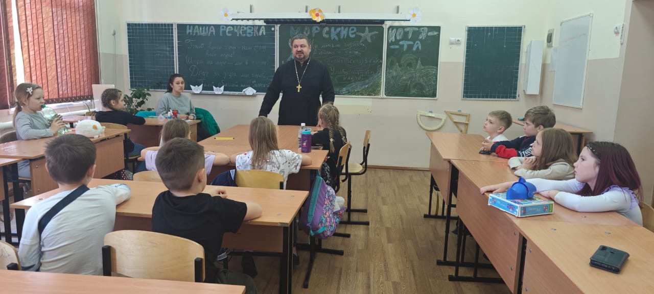 Священник поговорил со школьниками о семье.