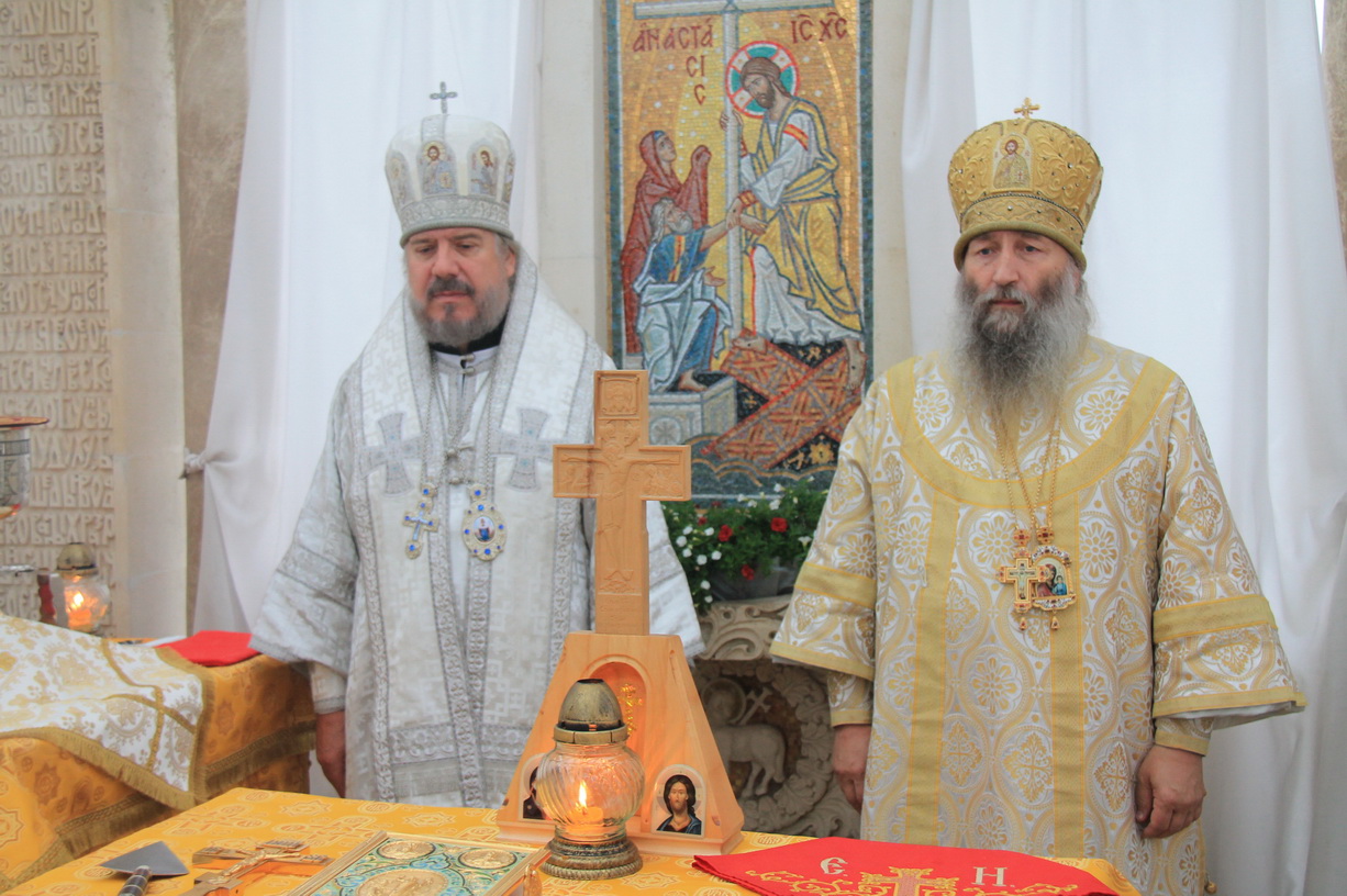 Епископ Находкинский и Преображенский Николай и епископ Арсеньевский и Дальнегорский Гурий совершили Божественную литургию на "Новом" кладбище г. Находки.