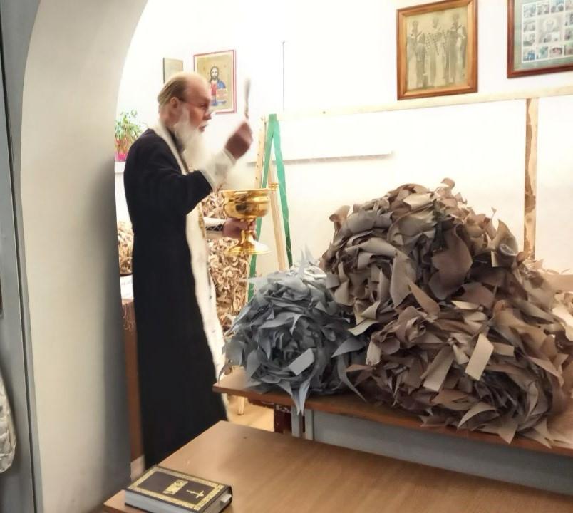В храме свт. Николая Чудотворца ЗАТО г. Большой Камень освящают маскировочные сети.