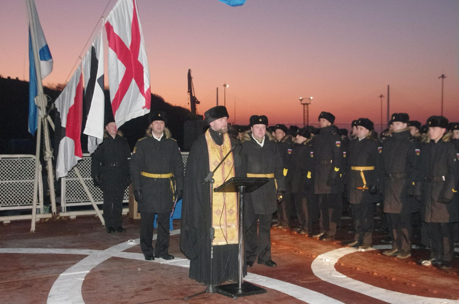 Торжественное построение на борту БПК «Адмирал Трибутс» в честь 39-й годовщины подъёма Военно-морского флага