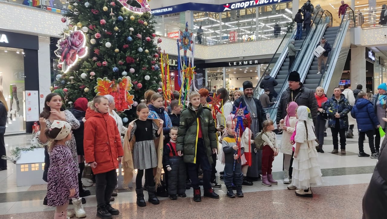 В Уссурийске в торговом центре исполнили духовную музыку и прославили Христа