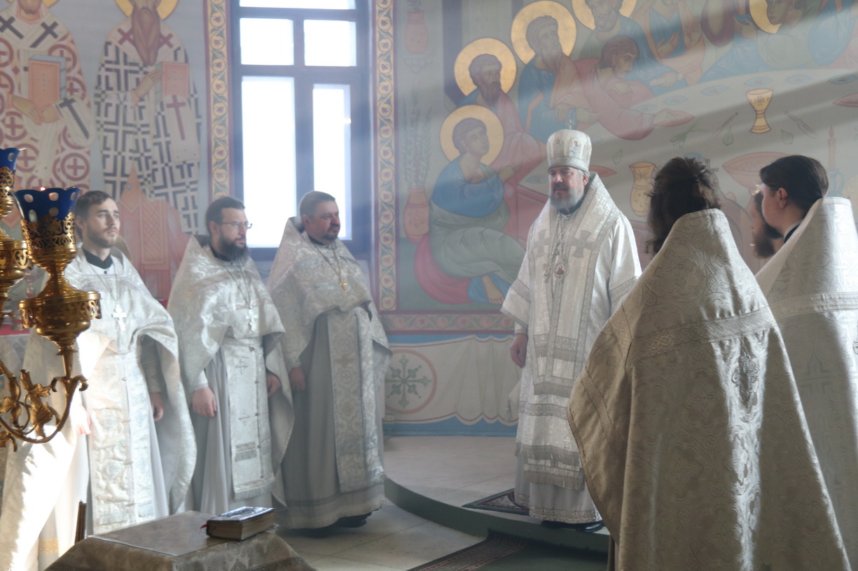 В Навечерие Крещения Господня епископ Находкинский и Преображенский Николай совершил Божественную литургию в Казанском Кафедральном соборе г. Находки.