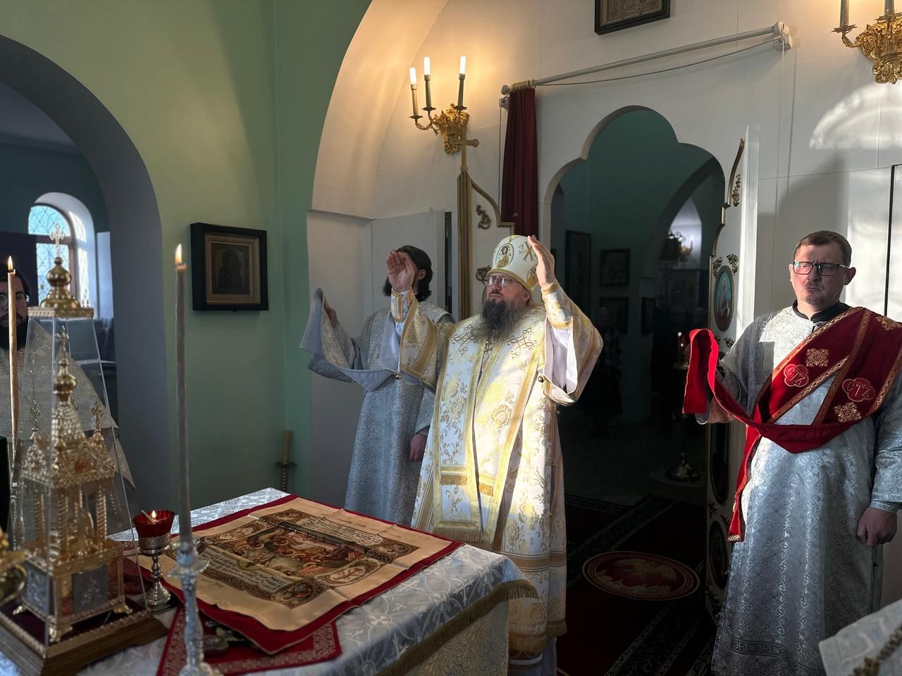 Глава Приморской митрополии совершил Божественную литургию в Свято-Серафимовском храме г. Уссурийска